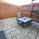 Stylish Townhouse-Sleeps 9-Free Parking