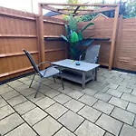 Stylish Townhouse-Sleeps 9-Free Parking