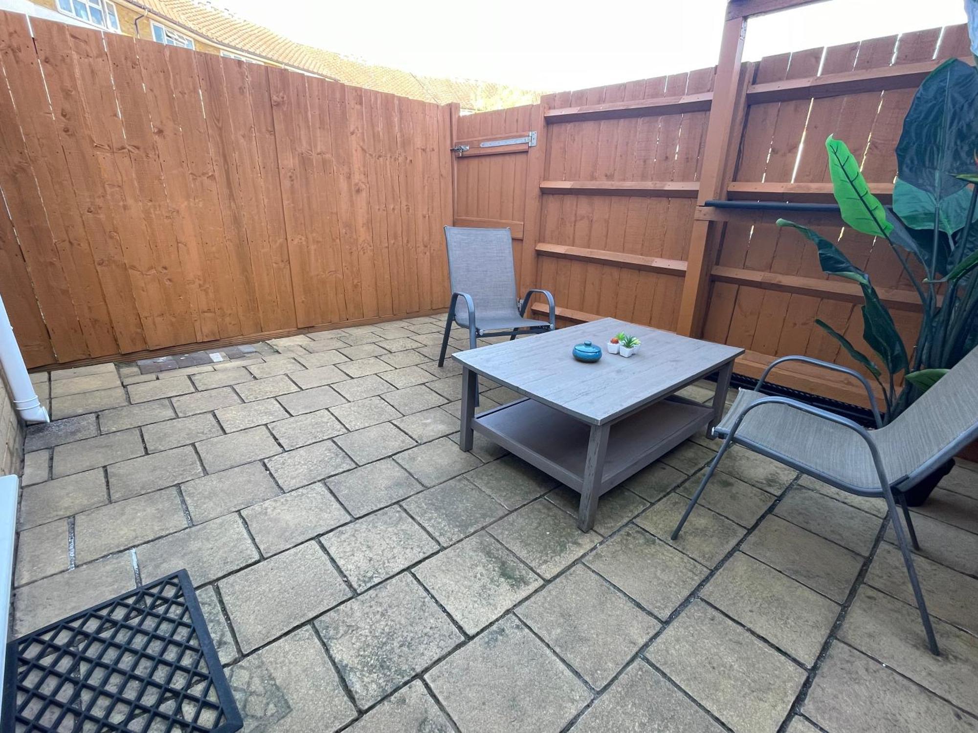 Homestay Stylish Townhouse-sleeps 9-free Parking Milton Keynes